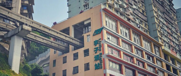 Chongqing: Das Cyberpunk-Herz Chinas – Zwischen Hot Pot und High-Tech